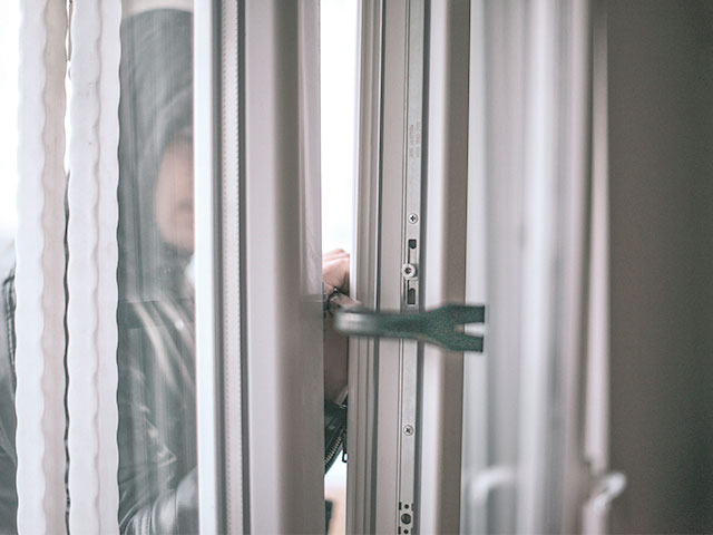 Как защитить окна на даче от проникновения воров Как защитить окна на даче от проникновения воров